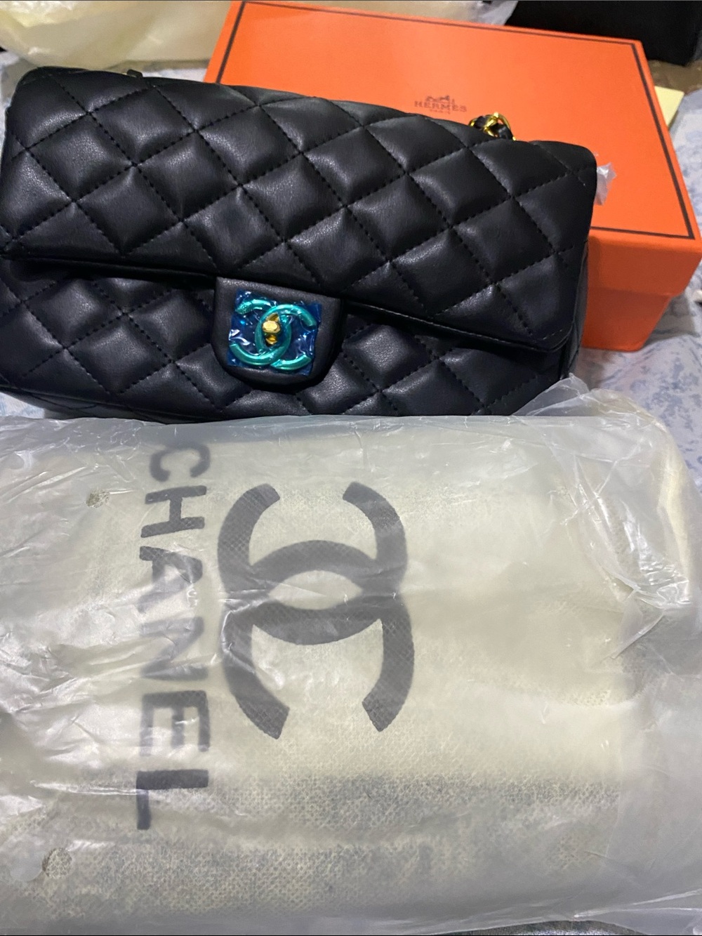 CHANEL Black Quilted Shoulder Bag with Gold Chain and Iridescent CC Turnlock - Picture 7 of 9